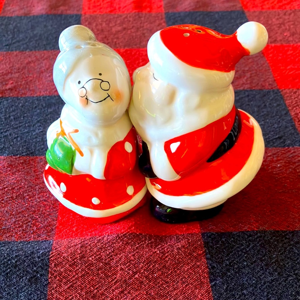 EUC Santa and Mrs Claus salt and pepper shakers